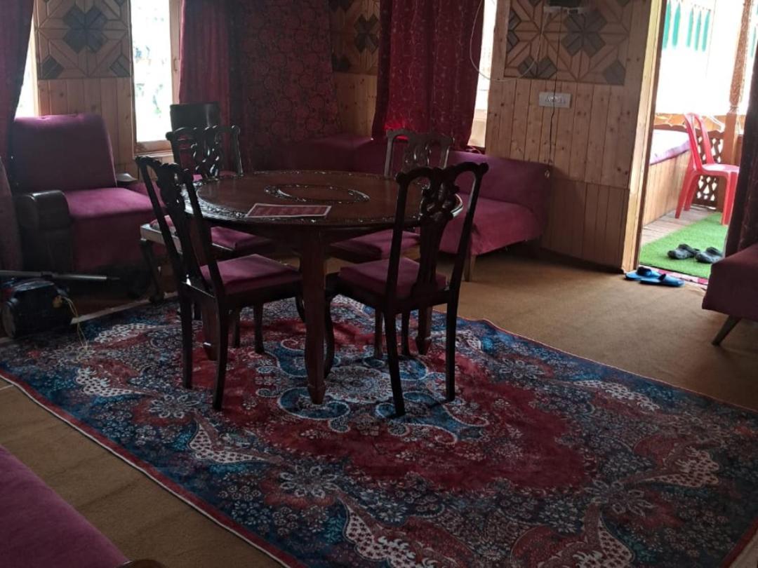 New Lakes Crown Group Of Houseboats Srīnagar Quarto foto