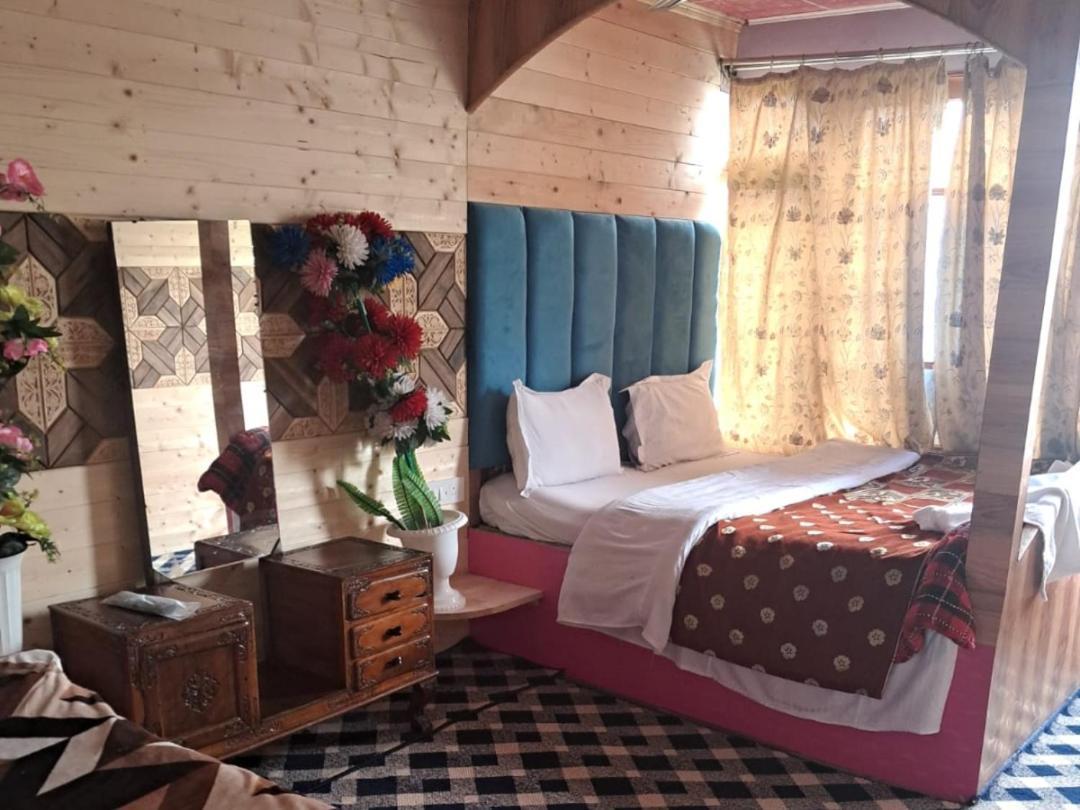 New Lakes Crown Group Of Houseboats Srīnagar Quarto foto